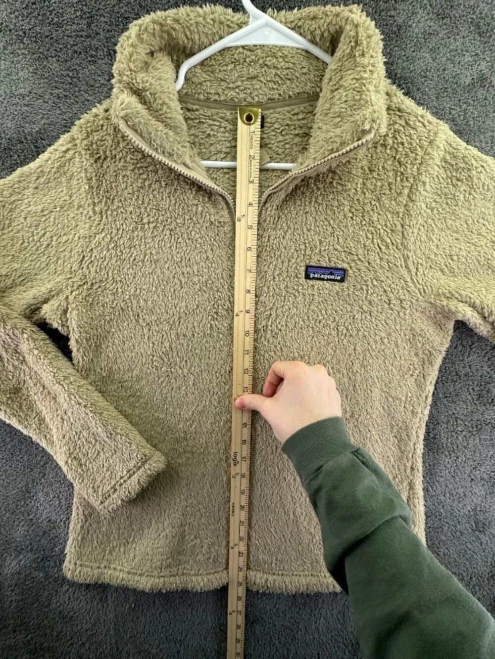 Patagonia Women’s Jacket Adult Medium Beige Fuzzy Soft Pullover W/ Logo Outdoors
